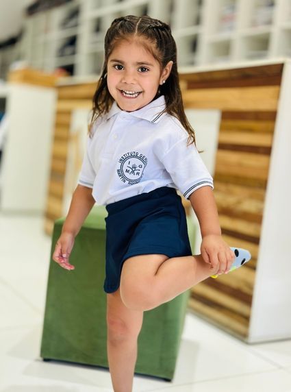 Uniformes escolares personalizados para instituciones educativas, confeccionados en materiales resistentes y cómodos.
