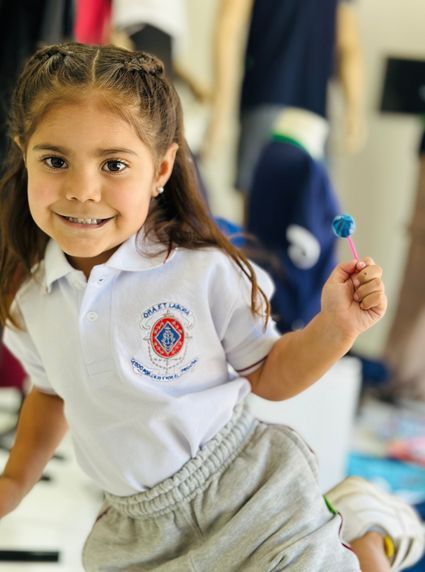 Uniformes escolares personalizados para instituciones educativas, confeccionados en materiales resistentes y cómodos.