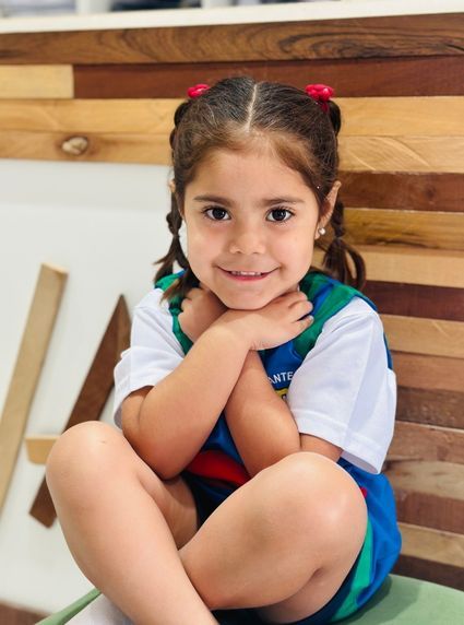Uniformes escolares personalizados para instituciones educativas, confeccionados en materiales resistentes y cómodos.