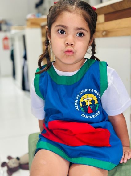 Uniformes escolares personalizados para instituciones educativas, confeccionados en materiales resistentes y cómodos.