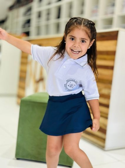 Uniformes escolares personalizados para instituciones educativas, confeccionados en materiales resistentes y cómodos.